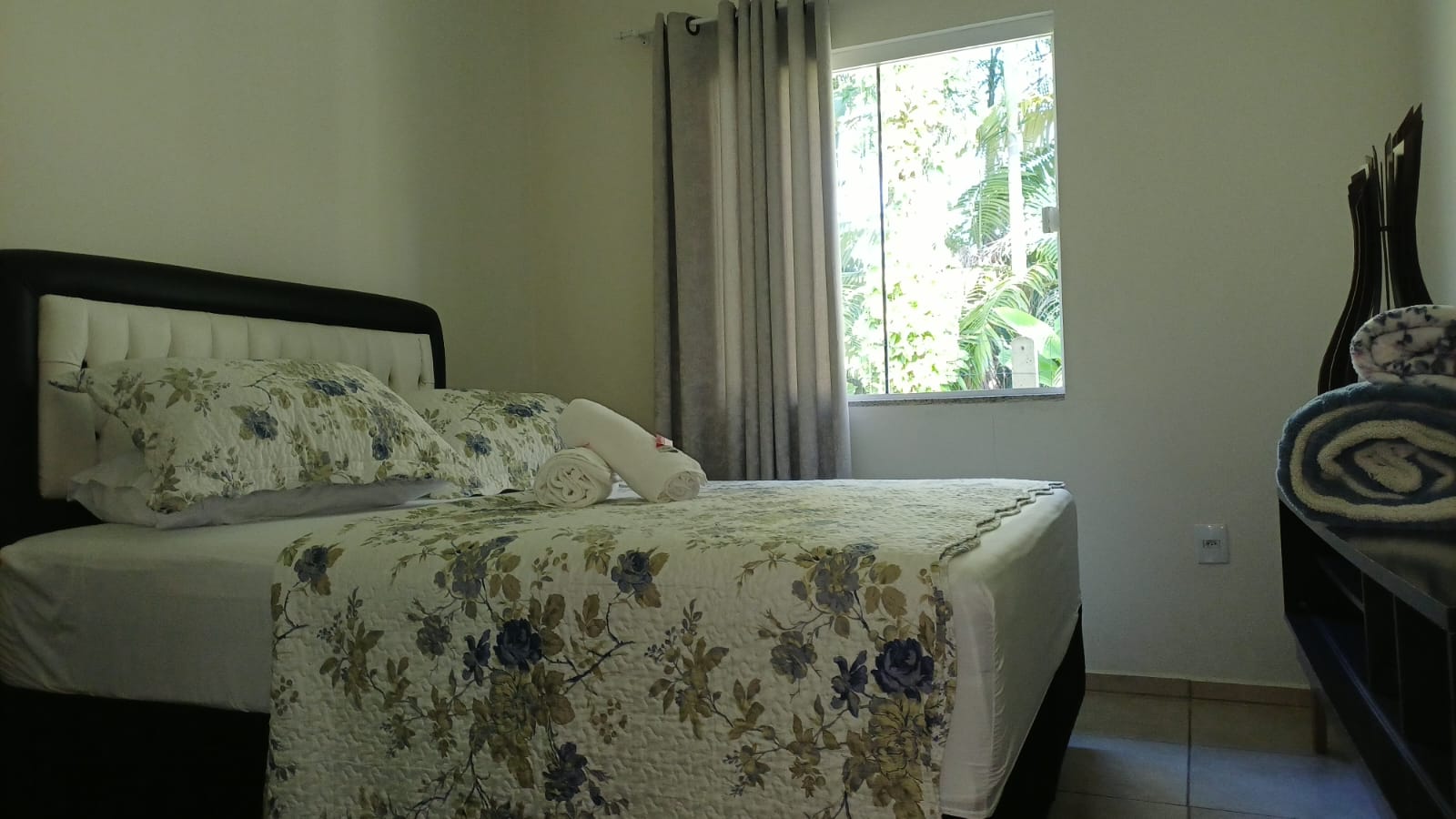 Cama de casal preparada para os hóspedes no Espaço Família